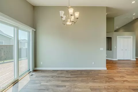 Living - 928 Baffin Loop, Bismarck, ND 58503 photo 2 of 9