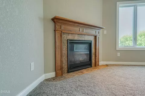 Living - 928 Baffin Loop, Bismarck, ND 58503 photo 7 of 9