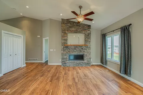 Living - 928 Baffin Loop, Bismarck, ND 58503 photo 3 of 9