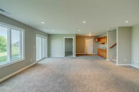 Living - 928 Baffin Loop, Bismarck, ND 58503 photo 8 of 9