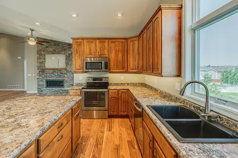 Kitchen - 928 Baffin Loop, Bismarck, ND 58503 photo 4 of 6