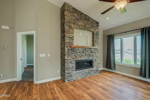 Living - 928 Baffin Loop, Bismarck, ND 58503 photo 4 of 9