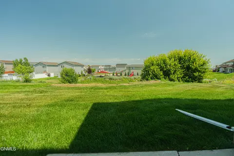 Exterior - 928 Baffin Loop, Bismarck, ND 58503 photo 5 of 7