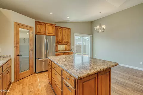 Kitchen - 928 Baffin Loop, Bismarck, ND 58503 photo 5 of 6