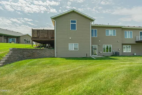 Exterior - 928 Baffin Loop, Bismarck, ND 58503 photo 2 of 7