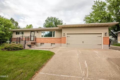 1924 Thompson St, Bismarck, ND 58501