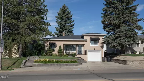 621 3rd Ave W, Dickinson, ND 58601