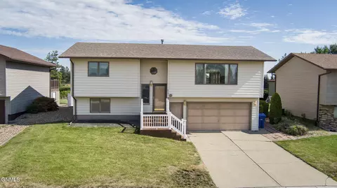 679 13th St E, Dickinson, ND 58601 photo 1