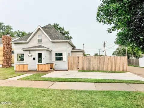 416 8th Ave W, Williston, ND 58801