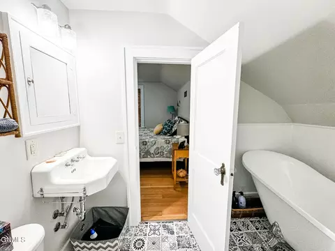 Bath - 610 3rd Ave E, Williston, ND 58801 photo 12 of 13