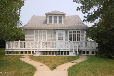 313 2nd St W, Fairview, MT 59221