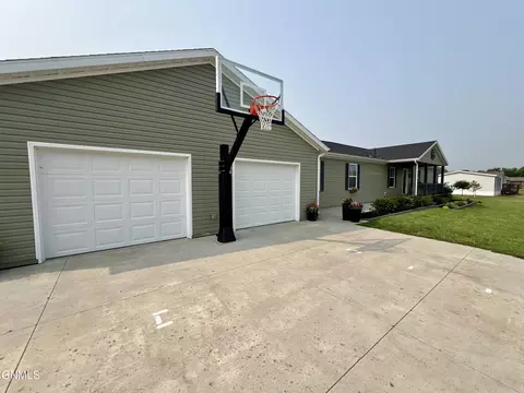 71 69th St E, Williston, ND 58801 photo 2