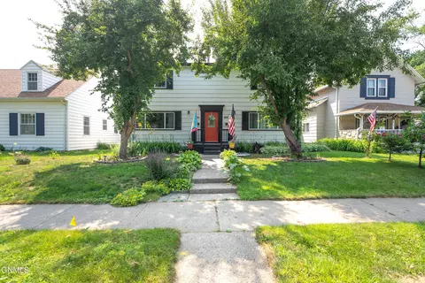 924926 9th St, Bismarck, ND 58501