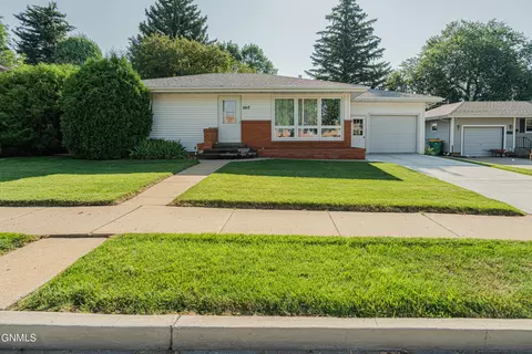 1017 N 28th St, Bismarck, ND 58501