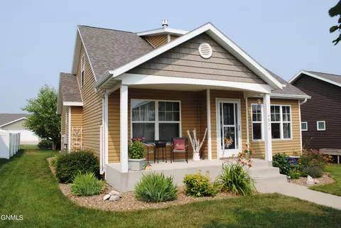 4924 Shelburne St, Bismarck, ND 58503