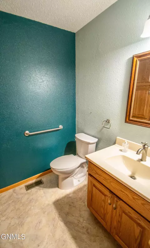 431 E Brandon Dr, Bismarck, ND 58503 photo 17
