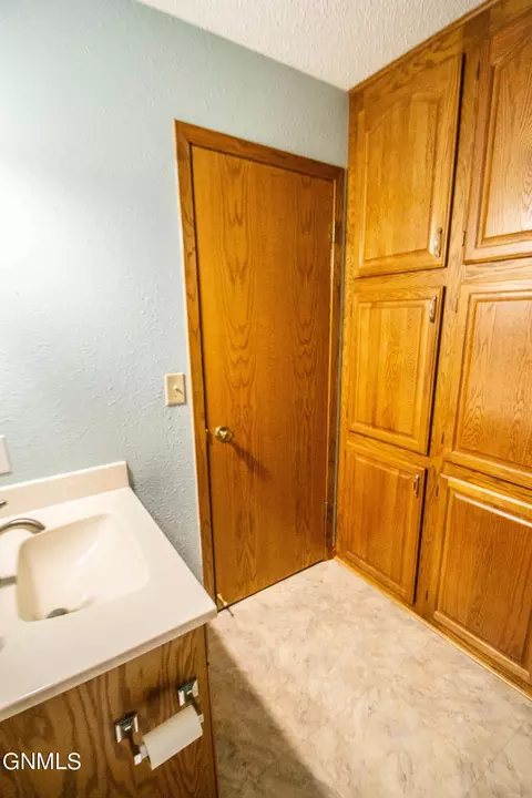 431 E Brandon Dr, Bismarck, ND 58503 photo 18