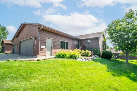 431 E Brandon Dr, Bismarck, ND 58503