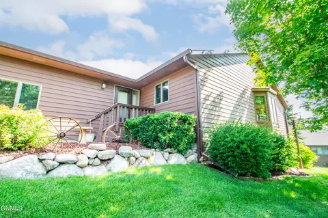 431 E Brandon Dr, Bismarck, ND 58503 photo 4