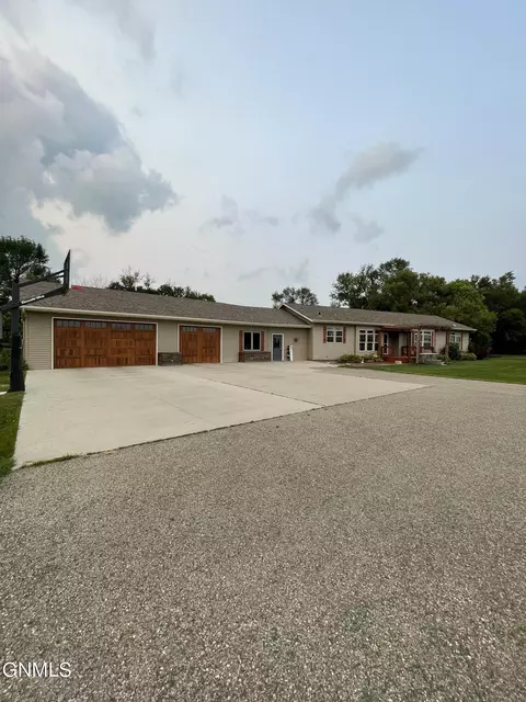 8541 37th St SE, Jamestown, ND 58401