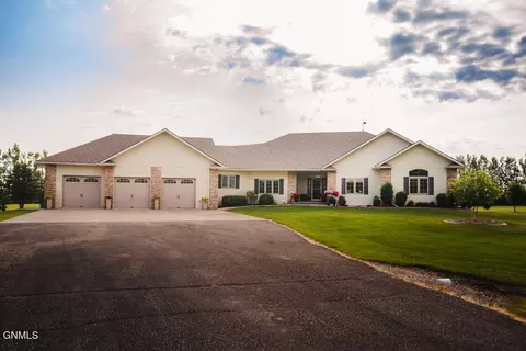 7938 27th St SE, Jamestown, ND 58401