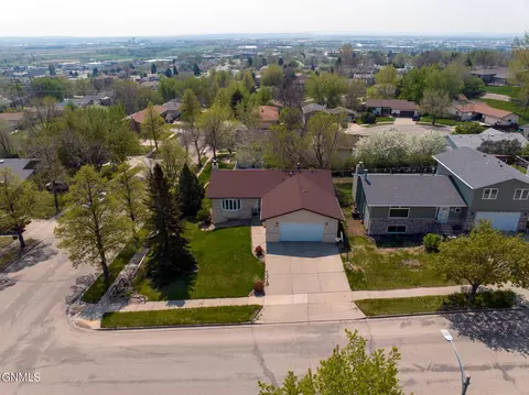 3249 Crocus Ave, Bismarck, ND 58501