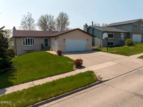 3249 Crocus Ave, Bismarck, ND 58501 photo 2