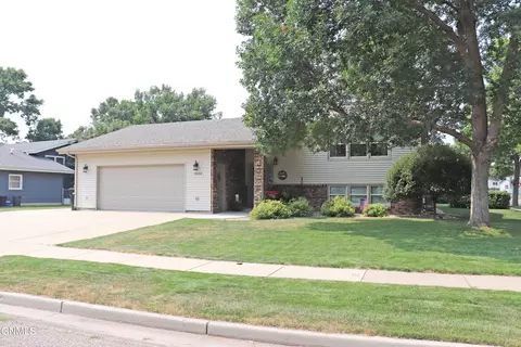 1500 Columbia Dr, Bismarck, ND 58504