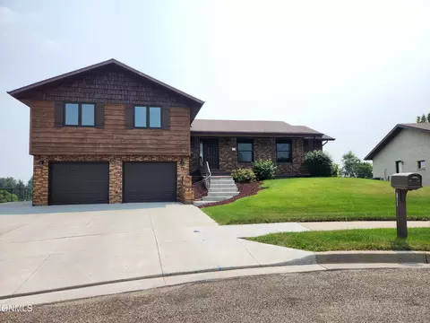 706 8th Ave NE, Mandan, ND 58554