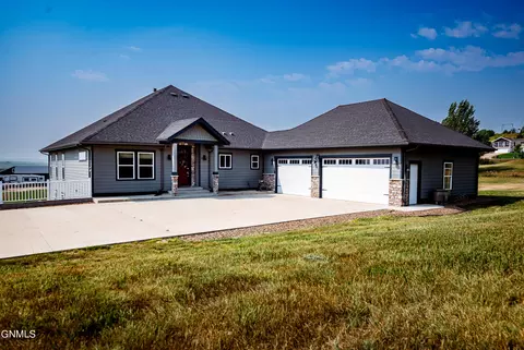 1113 10th St SW, Watford City, ND 58854