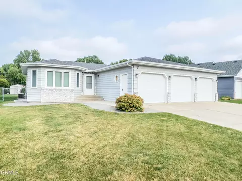2914 Manchester St, Bismarck, ND 58504