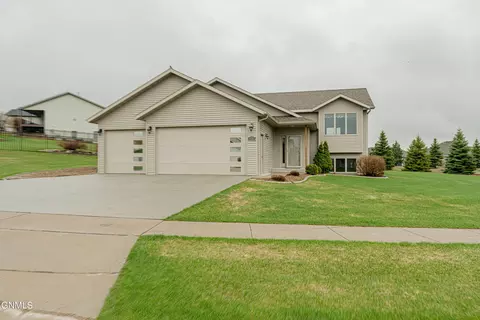 4703 Amberglow Dr, Bismarck, ND 58503