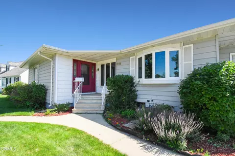 1220 4th Ave E, Williston, ND 58801 photo 4