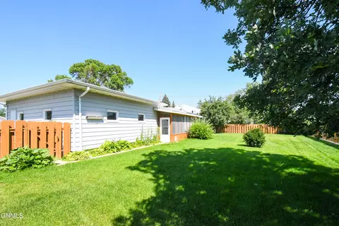 1220 4th Ave E, Williston, ND 58801 photo 6