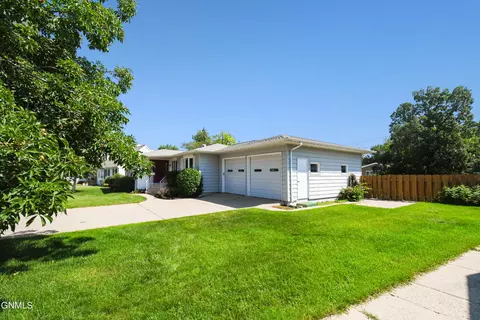 1220 4th Ave E, Williston, ND 58801 photo 3