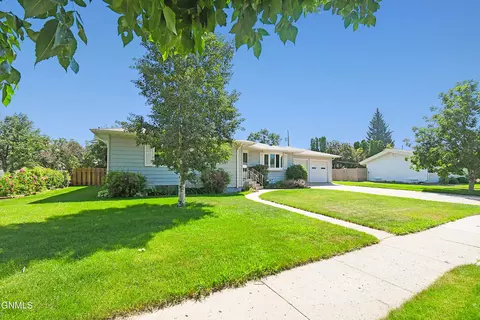 1220 4th Ave E, Williston, ND 58801 photo 2