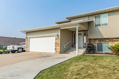 2009 Koch Dr, Bismarck, ND 58503