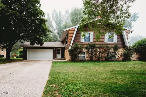 1702 2nd Pl NE, Jamestown, ND 58401