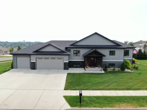 2501 Del Rio Dr, Bismarck, ND 58503