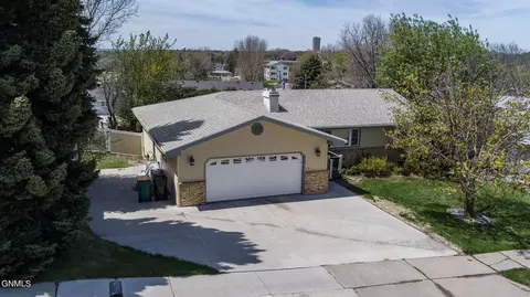 1122 Hillside Ter, Bismarck, ND 58501