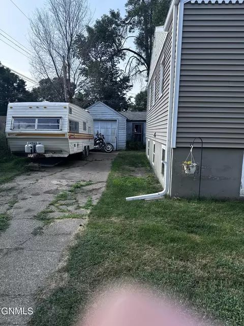 1109 E D Ave, Bismarck, ND 58501 photo 2
