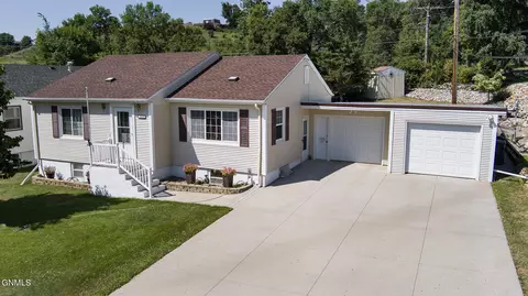 611 8th Ave NW, Mandan, ND 58554