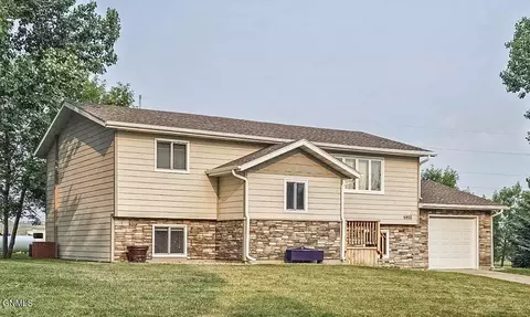 4902 E Roughrider Cir, Mandan, ND 58554