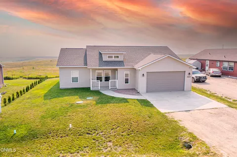 5624 Bailey Ave, Williston, ND 58801