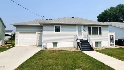 1702 Bowen Ave E, Bismarck, ND 58504