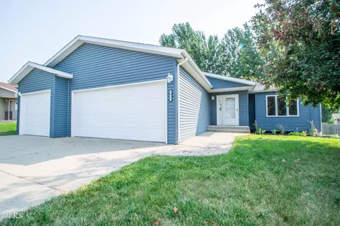 2933 Kost Pl, Bismarck, ND 58503