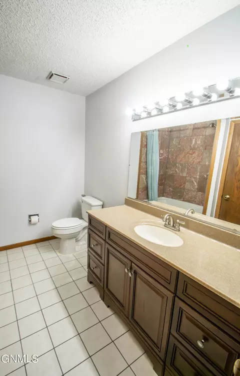 Bath - 2879 Warwick Loop, Bismarck, ND 58504 photo 2 of 3