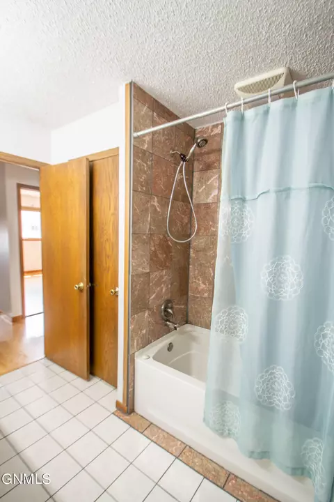 Bath - 2879 Warwick Loop, Bismarck, ND 58504 photo 3 of 3