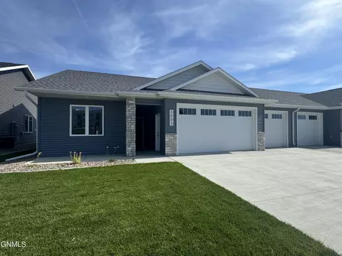Exterior - 3003 Baltimore Dr, Bismarck, ND 58504 photo 4 of 7