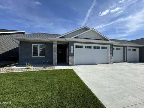 Exterior - 3003 Baltimore Dr, Bismarck, ND 58504 photo 6 of 7